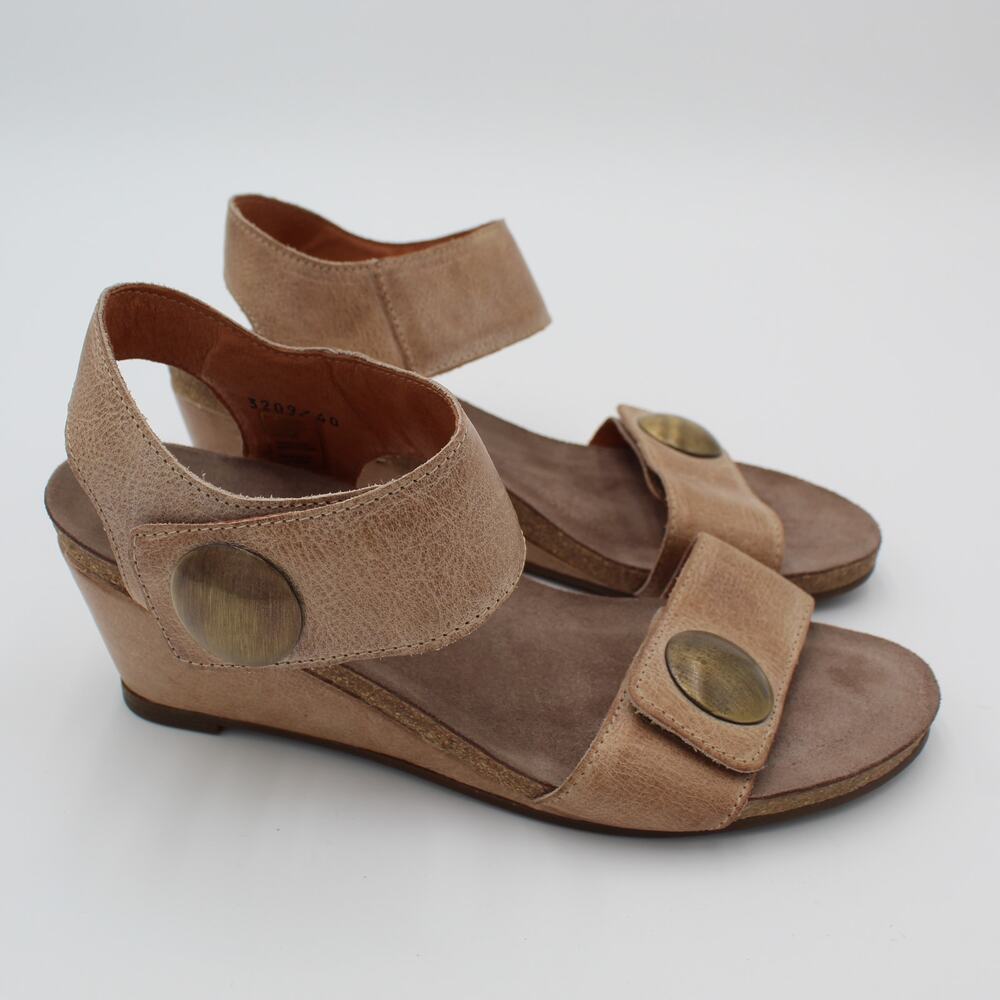 Taos Sandals 40 Womens Size 9 Beige Leather Strap Comfort Wedge Shoe Boho